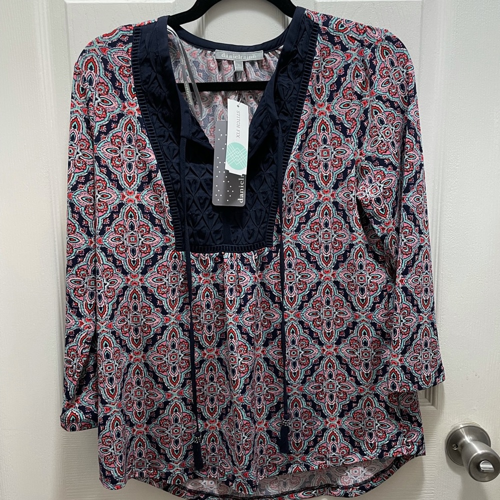 Daniel Rainn top size small